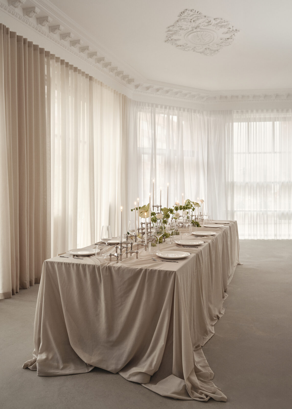 stoff nagel wedding table with chrome candelabras
