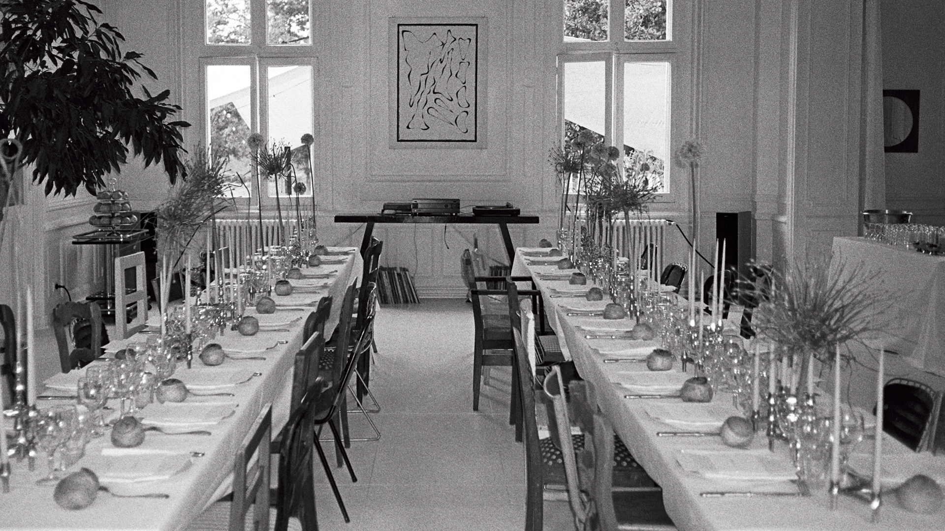 laszlo badet wedding table featuring stoff nagel candle holders