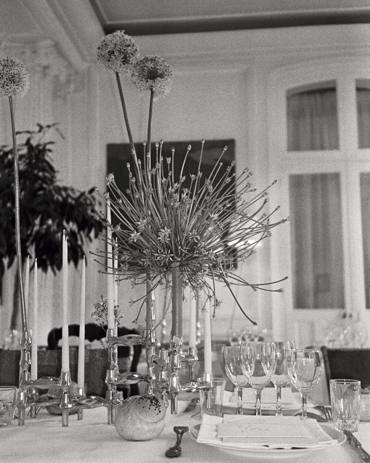 laszlo badet wedding table featuring stoff nagel candle holders