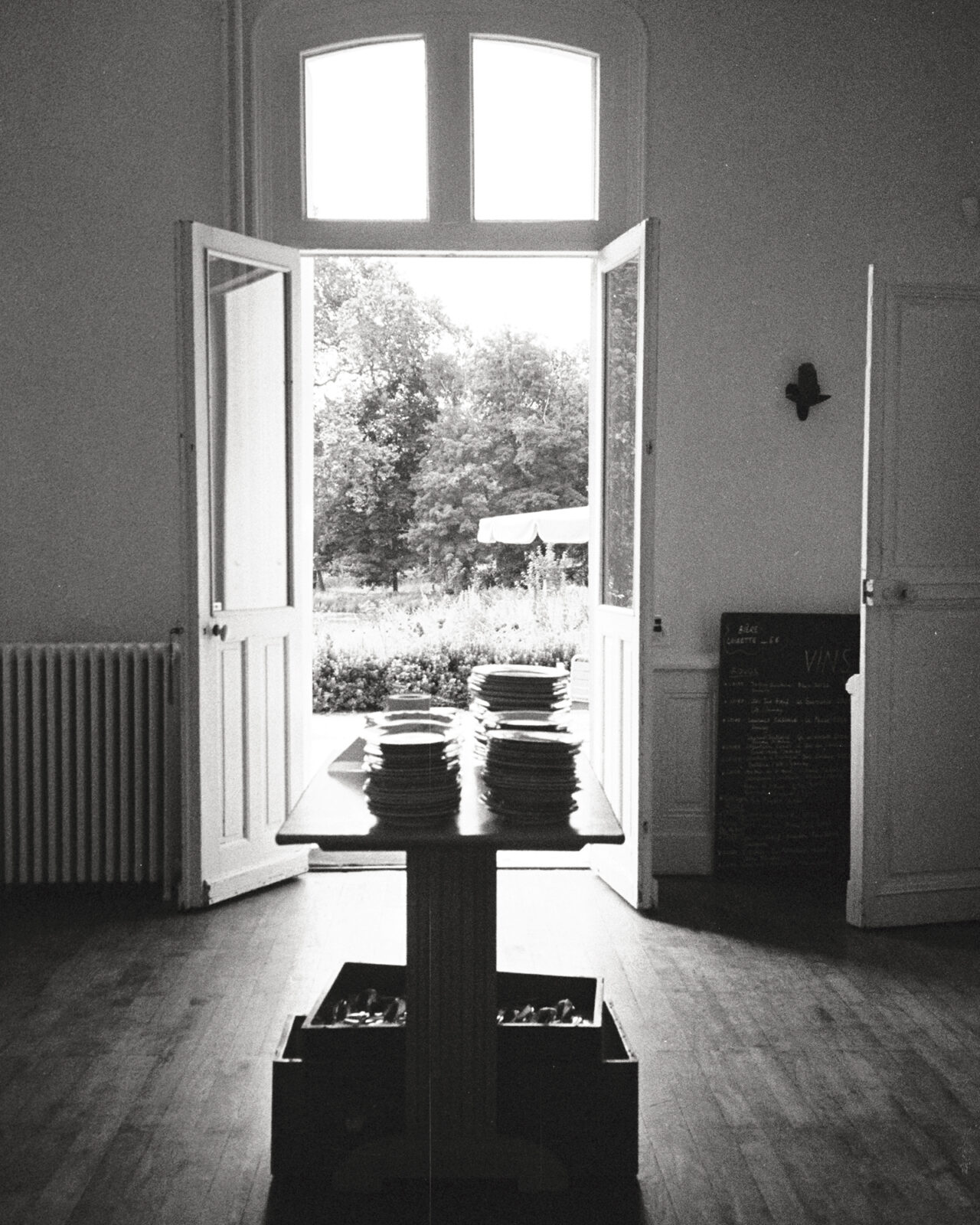 laszlo badet wedding table featuring stoff nagel candle holders