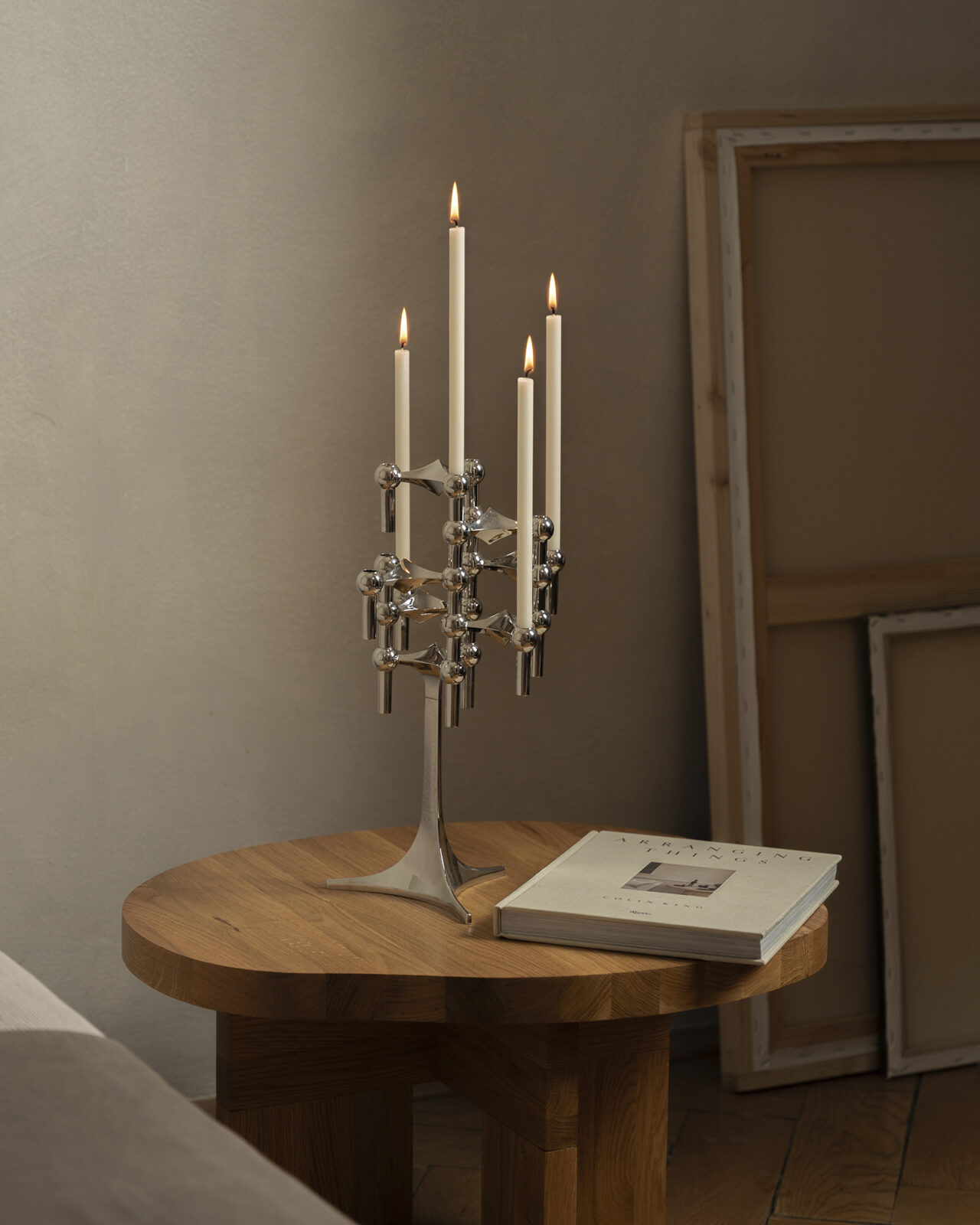 stoff nagel stand with nagel candle holders and candles in cream