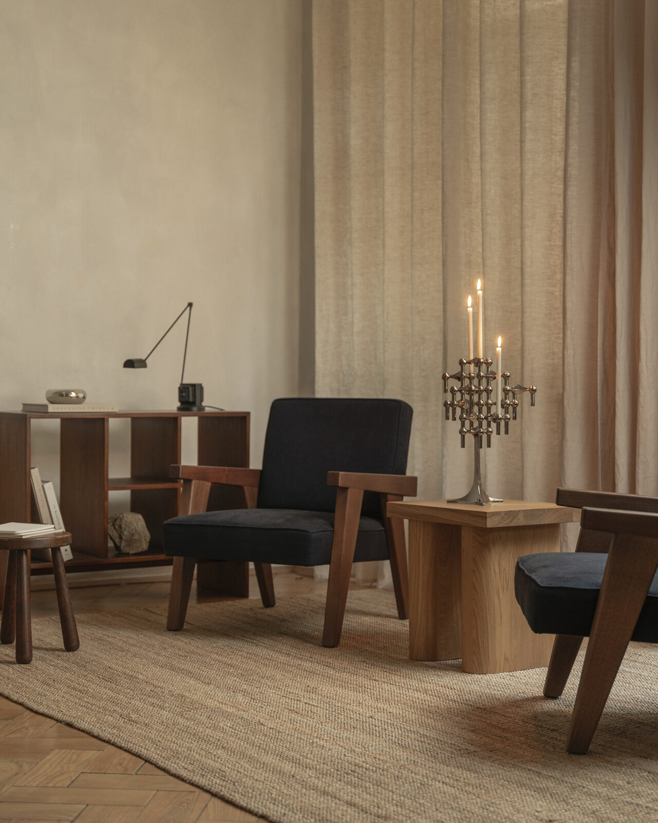 stoff nagel stand with nagel candle holders and candles in cream
