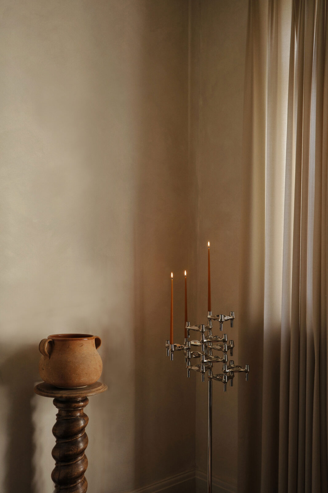 stoff nagel floor stand with bmf candle holders and lit candles.